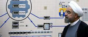Appell. Präsident Hassan Ruhani rief den Westen zu mehr Kompromissbereitschaft auf. Der Iran wurde mit empfindlichen Wirtschafts-, Finanz- und Rüstungssanktionen belegt. Das Land klagt über hohe Einbußen beim Verkauf von Öl und Gas.