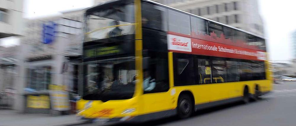 Zwischen einem BVG-Bus und einem Auto hat es am Montagvormittag in Alt-Köpenick geknallt.