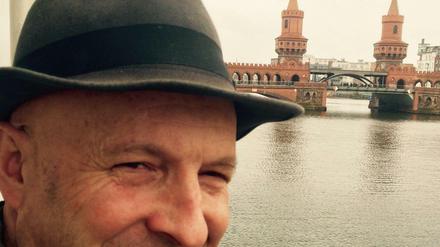 Der Eigentümer Edgar Schmidt von Groeling auf seinem Hotelschiff.