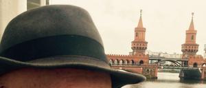 Der Eigentümer Edgar Schmidt von Groeling auf seinem Hotelschiff.