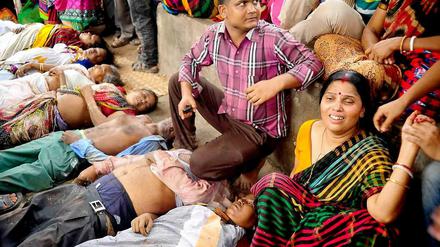 Eine Frau in Bangladesch weint bei den Opfern einer Massenpanik während einer Hindu-Festes. 