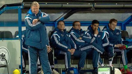 Blick zur Uhr: Die Mannschaft von U-21-Trainer Horst Hrubesch lag bis elf Minute vor Spielende noch 2:1 in Führung.