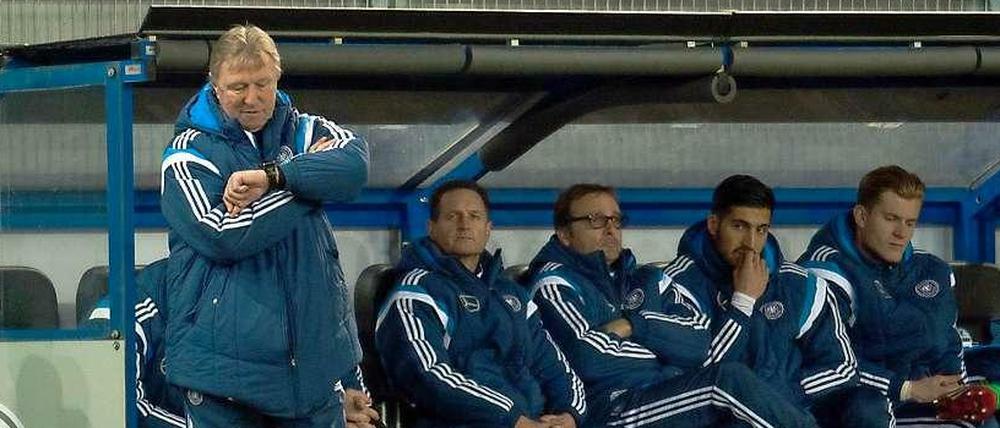 Blick zur Uhr: Die Mannschaft von U-21-Trainer Horst Hrubesch lag bis elf Minute vor Spielende noch 2:1 in Führung.
