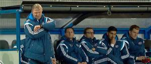 Blick zur Uhr: Die Mannschaft von U-21-Trainer Horst Hrubesch lag bis elf Minute vor Spielende noch 2:1 in Führung.