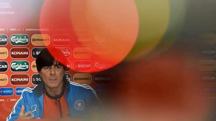 Begeistert von der Begeisterung: Bundestrainer Joachim Löw in Georgien.