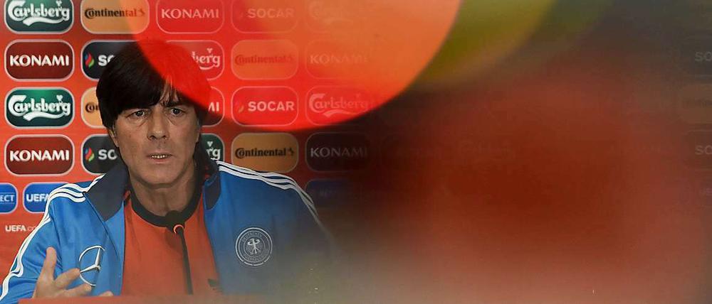 Begeistert von der Begeisterung: Bundestrainer Joachim Löw in Georgien.
