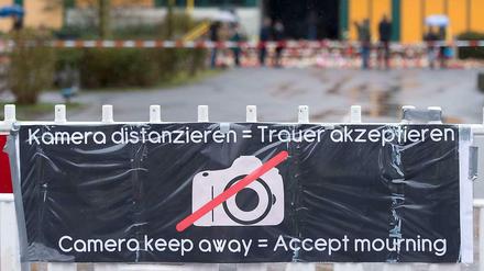 Plakat vor dem Joseph-König-Gymnasium in Haltern am See. Schüler und Lehrer des Gymnasiums kamen beim Flugzeugunglück in den Alpen am 24. März ums Leben.