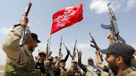 Mitglieder einer mit der irakischen Armee verbündeten Einheit rufen in der Nähe von Tikrit Slogans gegen die Dschihadistenmiliz Islamischer Staat (IS). 