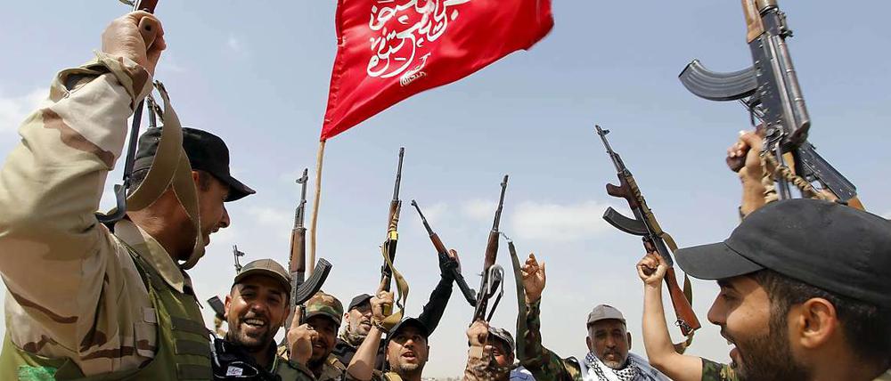 Mitglieder einer mit der irakischen Armee verbündeten Einheit rufen in der Nähe von Tikrit Slogans gegen die Dschihadistenmiliz Islamischer Staat (IS). 