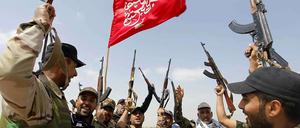 Mitglieder einer mit der irakischen Armee verbündeten Einheit rufen in der Nähe von Tikrit Slogans gegen die Dschihadistenmiliz Islamischer Staat (IS). 