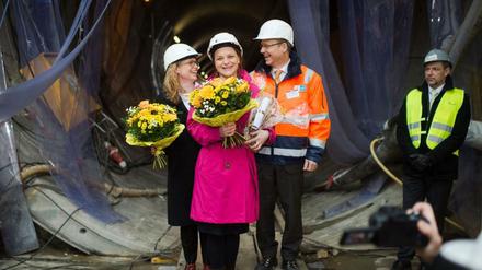 Einen bunten Strauß in der Dunkelheit für die Tunnelpatin auf der BVG-Baustelle.
