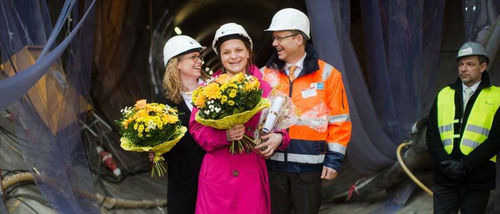 Einen bunten Strauß in der Dunkelheit für die Tunnelpatin auf der BVG-Baustelle.