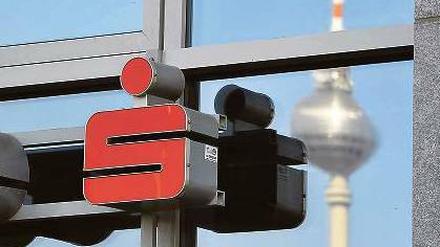 Eine Sparkasse für Berlin. Das Institut schrumpft. Auf Druck der Eigentümer trennt sich die frühere Landesbank von Geschäftsbereichen und Mitarbeitern. 