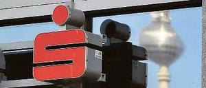 Eine Sparkasse für Berlin. Das Institut schrumpft. Auf Druck der Eigentümer trennt sich die frühere Landesbank von Geschäftsbereichen und Mitarbeitern. 