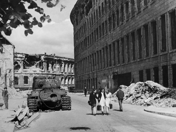 In der Kurstraße vor der Reichsbank. Heute steht hier das Außenministerium.
