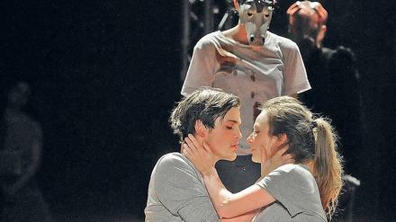 Nachtigall küsst Lerche. Benjamin Lillie als Romeo, Wiebke Mollenhauer als Julia. 