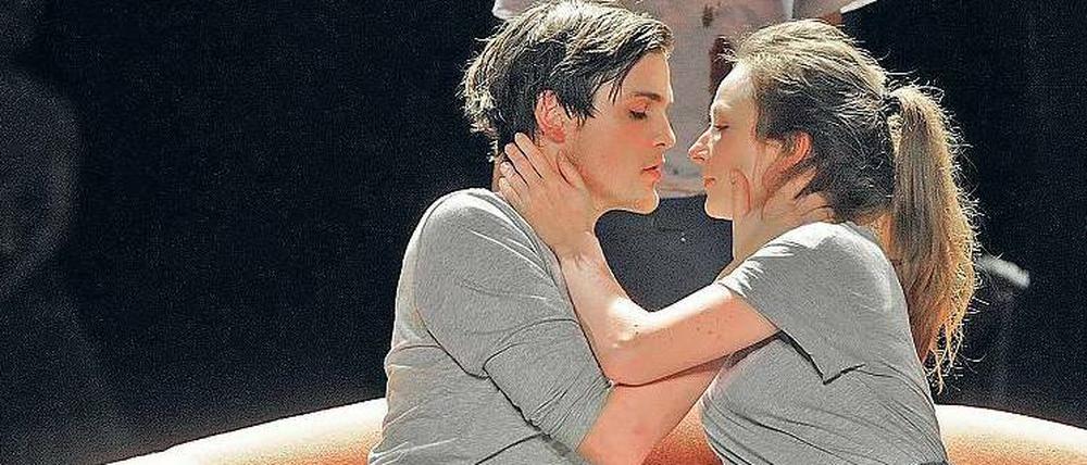 Nachtigall küsst Lerche. Benjamin Lillie als Romeo, Wiebke Mollenhauer als Julia.