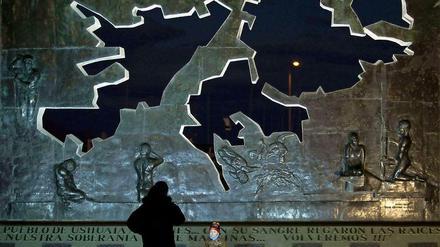 Im südargentinischen Ushuaia steht dieses Denkmal, das die Falklandinseln zeigt und die Argentinier an ihre Ansprüche auf die Inselgruppe erinnern soll.