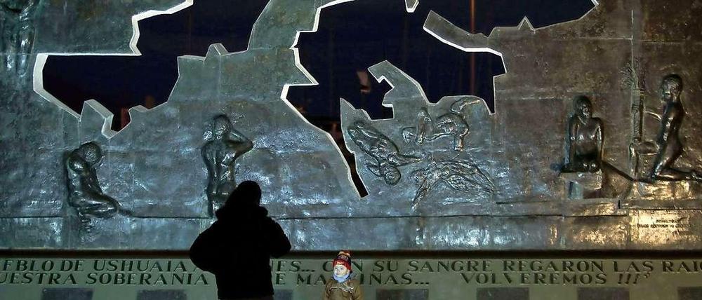 Im südargentinischen Ushuaia steht dieses Denkmal, das die Falklandinseln zeigt und die Argentinier an ihre Ansprüche auf die Inselgruppe erinnern soll.