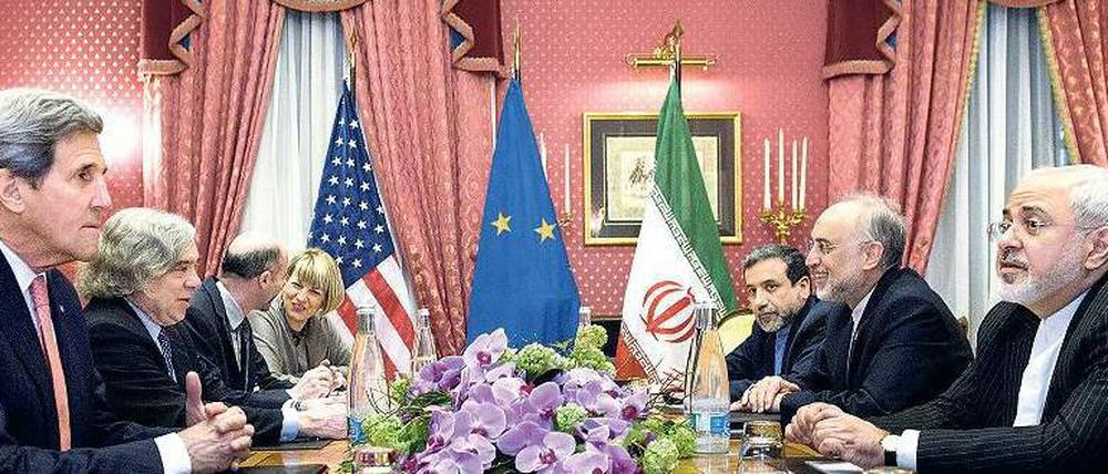 Vor der Einigung? Ein Abkommen wäre ein Erfolg für US-Außenminister Kerry (l.)und seinem iranischen Kollegen Sarif (r.). 
