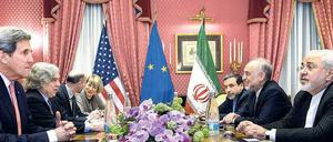 Vor der Einigung? Ein Abkommen wäre ein Erfolg für US-Außenminister Kerry (l.)und seinem iranischen Kollegen Sarif (r.). 