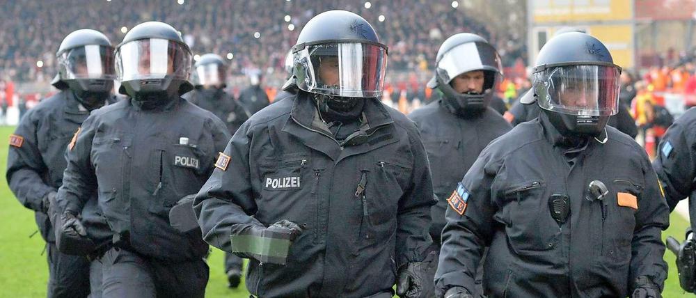 Berlins Polizei im Einsatz gegen Hooligans.