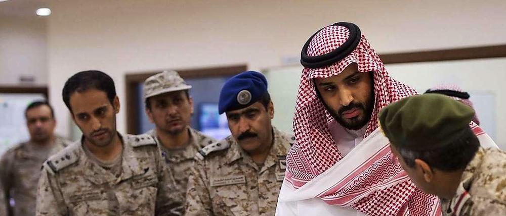 Die Saudis besprechen ihre Interventionspläne im Jemen.