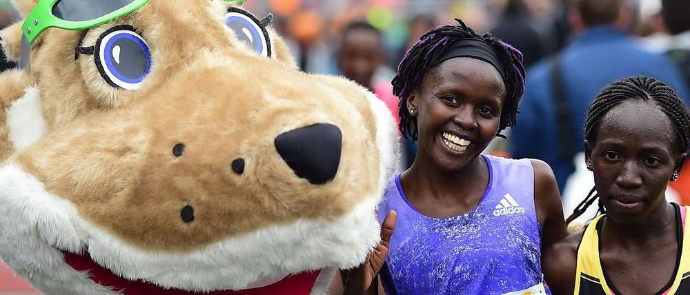 Frauen-Siegerin Cynthia Chepchirci Kosgei (re.) freute sich mit der Zweitplatzierten Elizeba Cherono (beide Kenia) und dem Maskottchen.