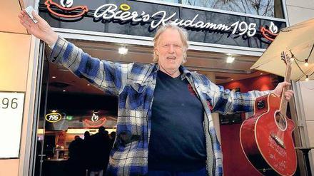 Kumpelnest. Hier, in der Currywurstbude am Kurfürstendamm, waren Entertainer Harald Juhnke und sein Freund Gunter Gabriel (im Bild) oft zusammen. Jetzt lädt er zu einer Hommage an seinen vor zehn jahren verstorbenen Freund. 