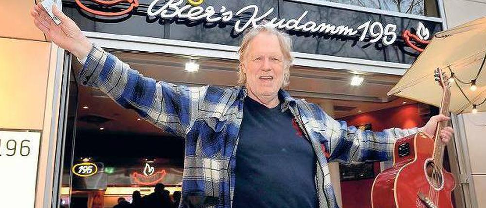 Kumpelnest. Hier, in der Currywurstbude am Kurfürstendamm, waren Entertainer Harald Juhnke und sein Freund Gunter Gabriel (im Bild) oft zusammen. Jetzt lädt er zu einer Hommage an seinen vor zehn jahren verstorbenen Freund.