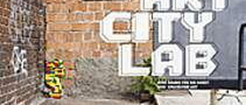 Die Studie "Art City Lab", herausgegeben von raumlabor berlin, stellt Ideen vor, wie Künstler zu Arbeitsräumen in der Stadt kommen.