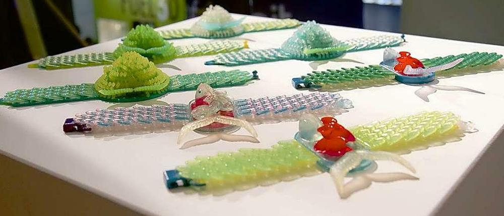 Knallbunt ausgedruckt: Diese Armbänder kommen aus dem 3D-Drucker. Viele Entwürfe auf der 3D Printshow sind passend zu der innovativen Technik sehr futuristisch gestaltet.