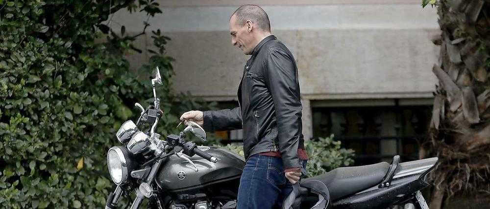 Mobiler Minister. Der griechische Finanzminister Yanis Varoufakis am Freitag in Athen.