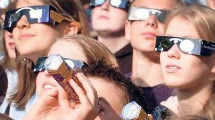 Ohne Brille geht gar nichts. Wer die morgige Sonnenfinsternis ohne geeigneten Schutz betrachtet, sollte gleich einen Termin mit dem Augenarzt vereinbaren.