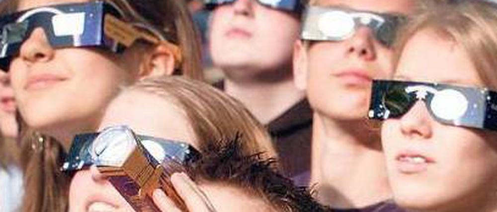 Ohne Brille geht gar nichts. Wer die morgige Sonnenfinsternis ohne geeigneten Schutz betrachtet, sollte gleich einen Termin mit dem Augenarzt vereinbaren. 