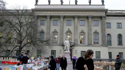 Die Fassade der Humboldt-Universität mit Attikafiguren.