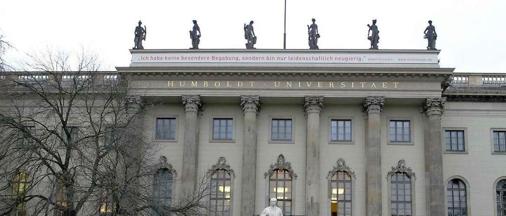 Die Fassade der Humboldt-Universität mit Attikafiguren.