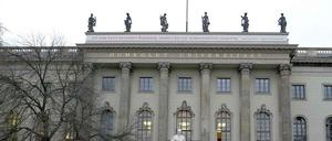 Die Fassade der Humboldt-Universität mit Attikafiguren.