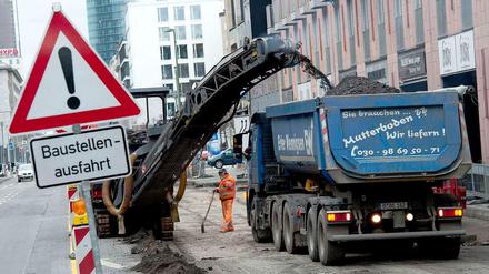 Baustellen in Berlin - wie hier in der Leipziger Straße - werden mehr. Aber sie werden auch kleiner. Grund sind verbesserte Techniken bei der Sanierung des Kanalnetzes.