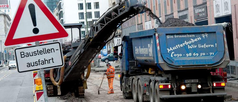 Baustellen in Berlin - wie hier in der Leipziger Straße - werden mehr. Aber sie werden auch kleiner. Grund sind verbesserte Techniken bei der Sanierung des Kanalnetzes.