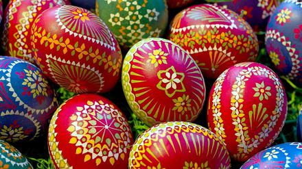 Bunt bemalt dienen Eier als Osterschmuck.