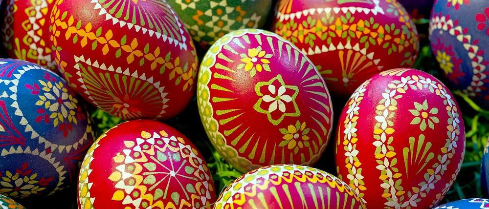 Bunt bemalt dienen Eier als Osterschmuck.