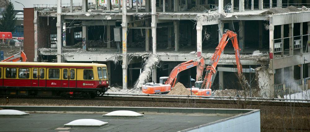 Berlin baut ab. Entlang der S-Bahnstrecke wird der Weg freigemacht für die neue A 100.
