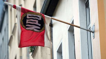 NPD-Fahne an der Parteizentrale in Berlin.