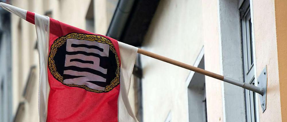 NPD-Fahne an der Parteizentrale in Berlin.