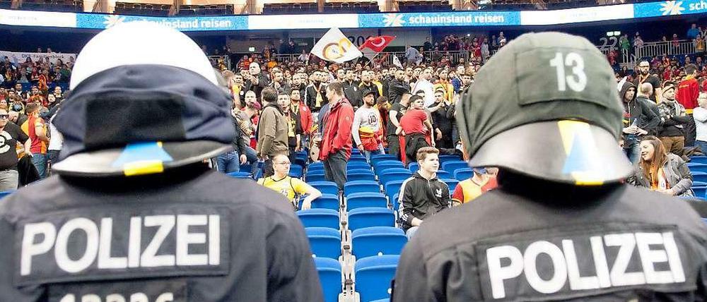 Polizei und Sicherheitskräfte griffen erst spät ein.