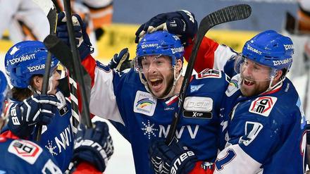 Jonathan Rheault (Mitte) und seine Mitspieler brauchen nur noch einen Sieg für den Einzug ins Finale.