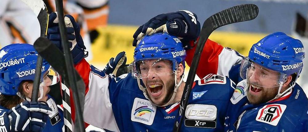 Jonathan Rheault (Mitte) und seine Mitspieler brauchen nur noch einen Sieg für den Einzug ins Finale.