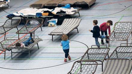 Angemessene Unterbringung? Flüchtlingskinder in einer Notunterkunft in Bayern. 