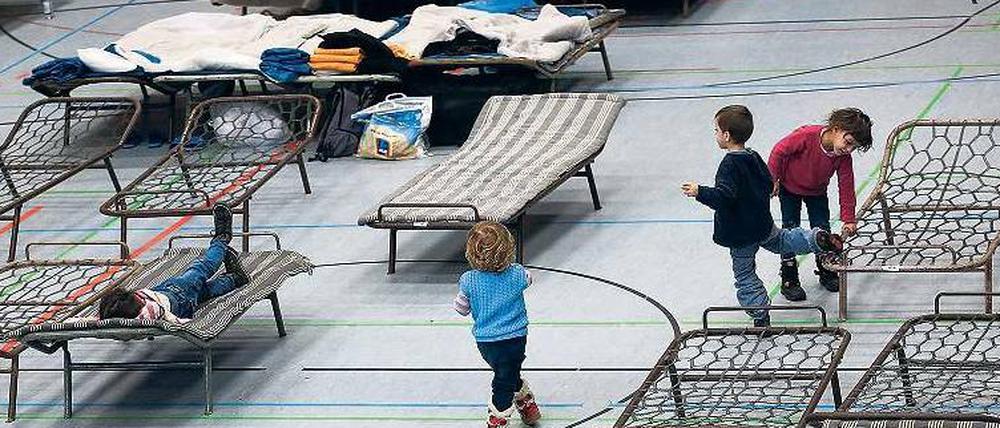 Angemessene Unterbringung? Flüchtlingskinder in einer Notunterkunft in Bayern. 